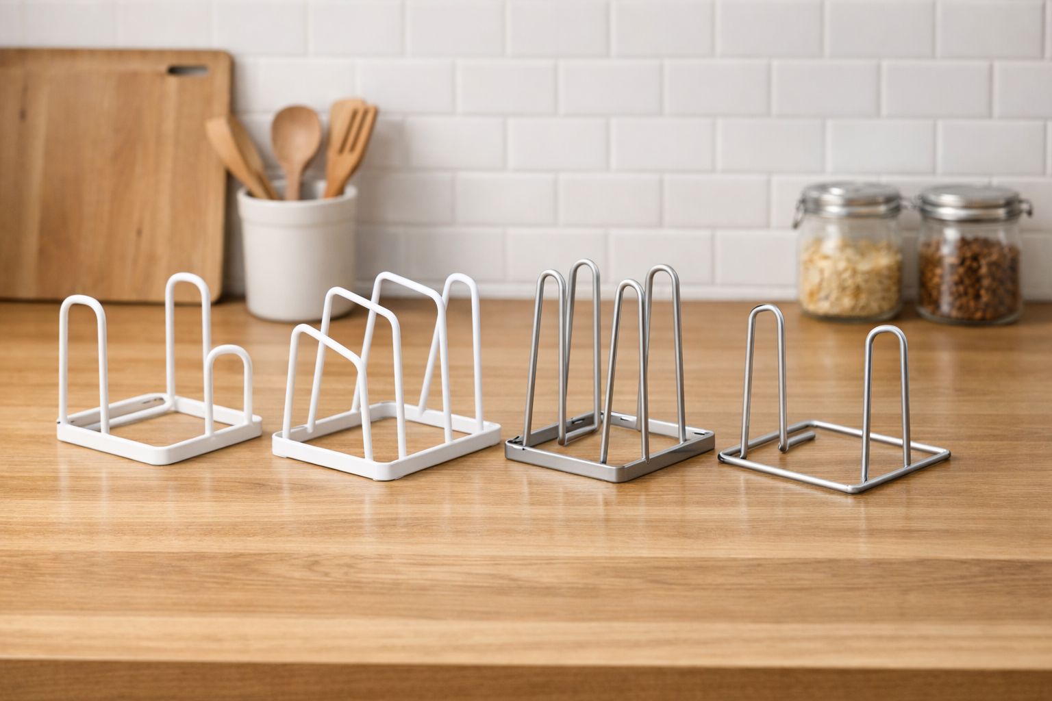 ダイソーやセリアなどの100円ショップで販売されている、シンプルで軽量なスチールワイヤー製のまな板スタンドが複数並んでいるイメージ