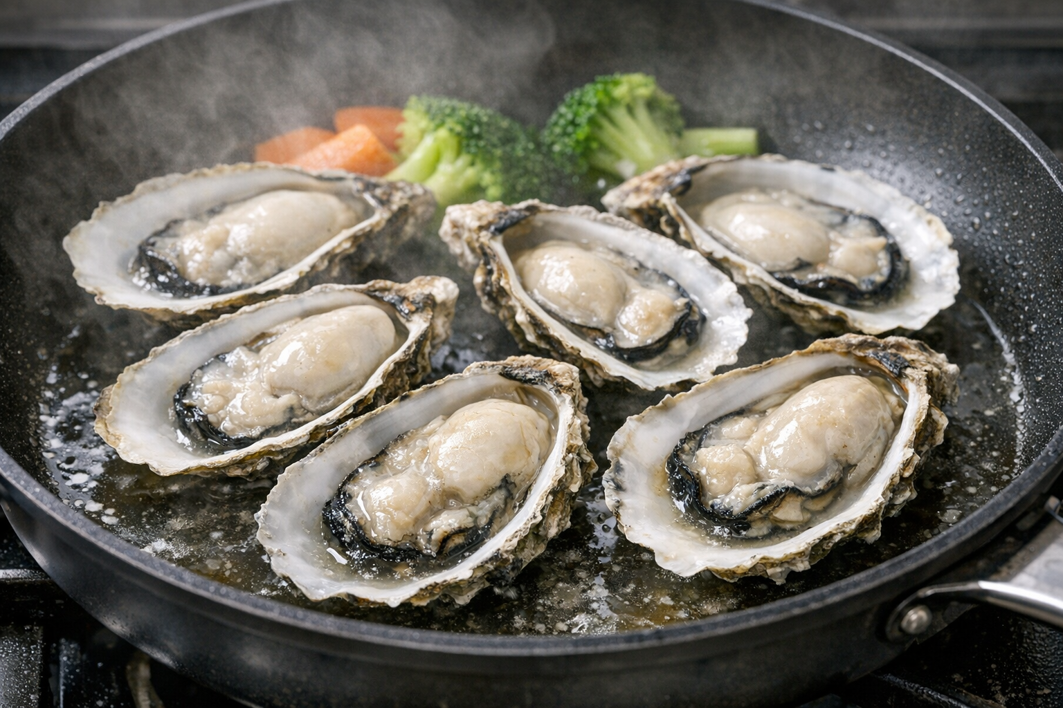 フライパンで蒸されて殻が開いたジューシーな牡蠣