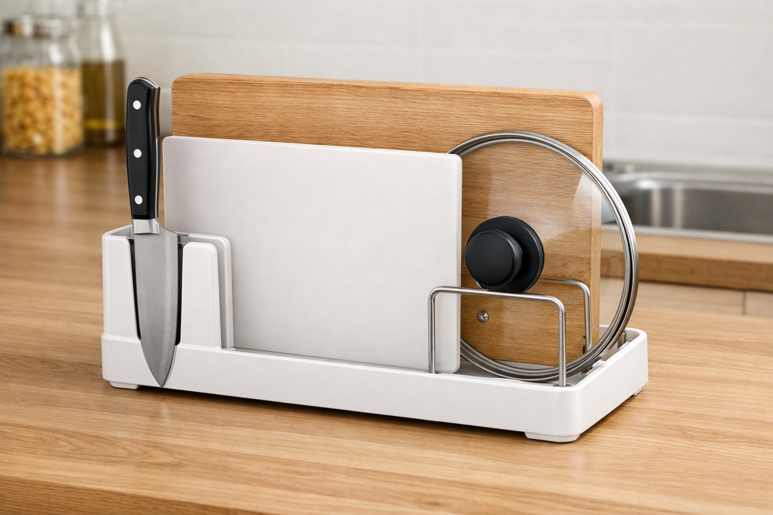 まな板だけでなく、手前に包丁を安全に差し込め、奥には鍋蓋も一緒にすっきりと収納できるニトリの多機能なまな板・包丁スタンド